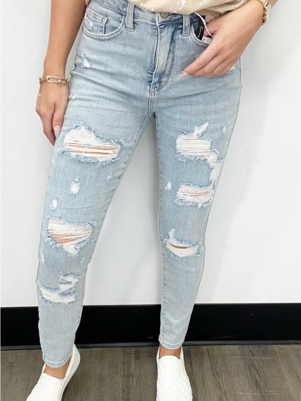 EUC like new Judy Blue 7|28 distressed light wash skinny fit jeans